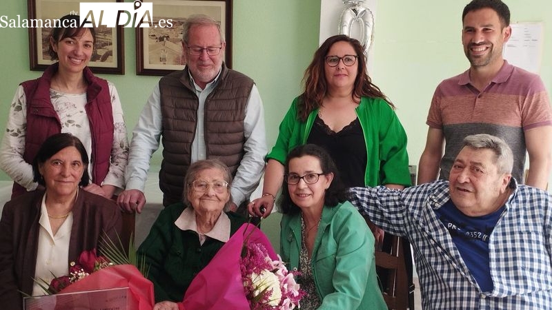 La lumbralense Tasia Fregeneda recibe un cariñoso homenaje por su 100 cumpleaños