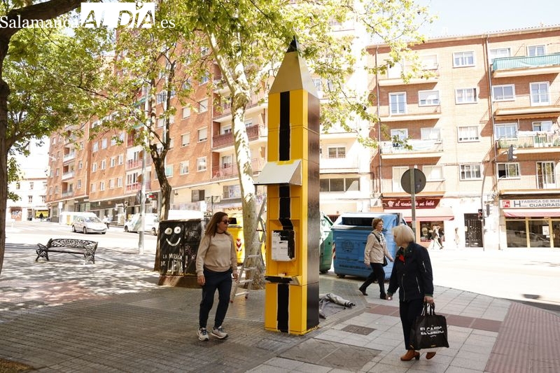 Una cabina se transforma en lapicero y un pincel gigante llena la calle de flores. Todo es posible en este barrio 