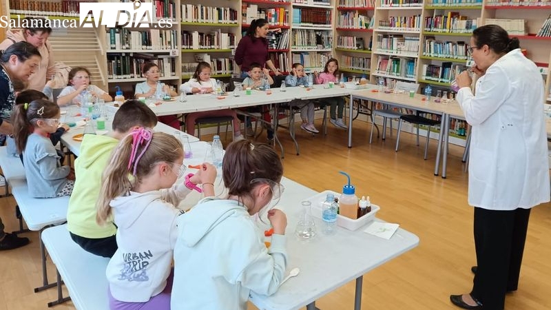 Los niños de Lumbrales se convierten en científicos por un día en el taller tarde en el laboratorio