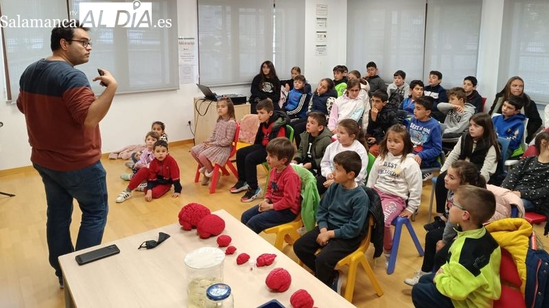 El taller Explosión de neuronas muestra la investigación científica a los niños en Lumbrales