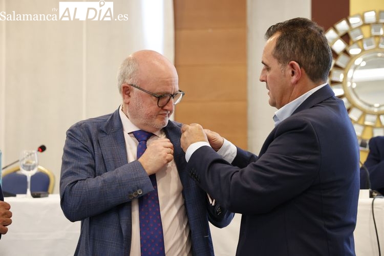 César Lumbreras recibe la insignia de oro de ASAJA Salamanca 