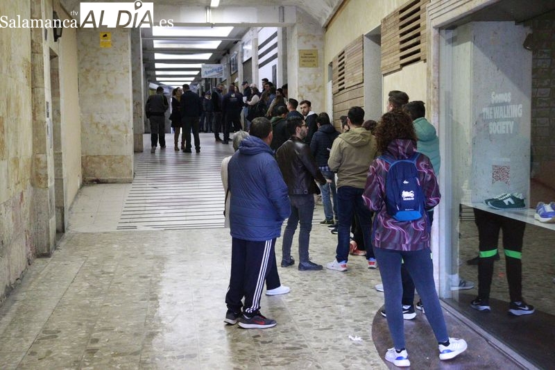 Colas en la boutique del Salamanca UDS para hacerse con las entradas de Tordesillas desde antes de abrir... ¡y agotadas en 20 minutos!