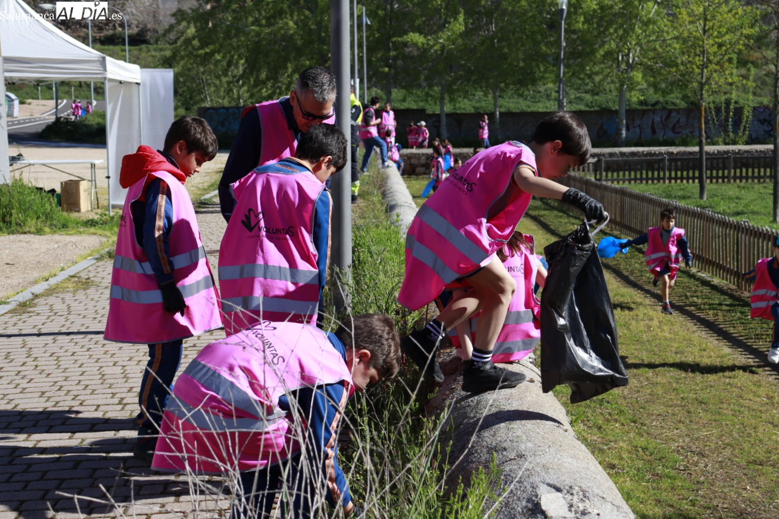 Cerca de 300 escolares y docentes de Primaria recogen residuos en las riberas del río Tormes en Salamanca