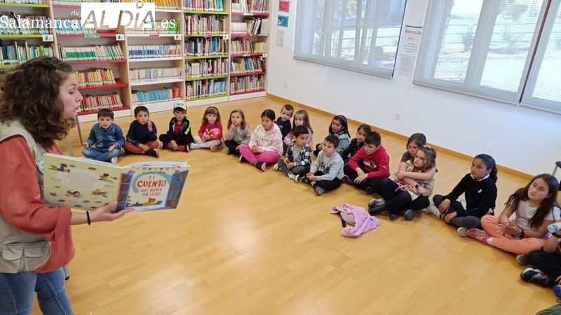 Los niños de Lumbrales disfrutan de una divertida sesión de cuentacuentos en el Día del Libro