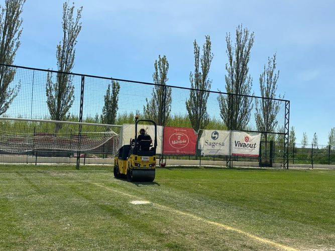 Trabajos de nivelado en varias instalaciones municipales