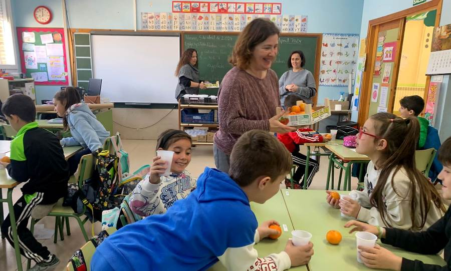 La AMPA del Colegio Miróbriga reparte un almuerzo saludable a base de fresas y mandarinas