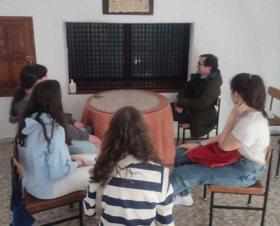 Los participantes en el Tardeo Joven visitan a las Hermanas Carmelitas