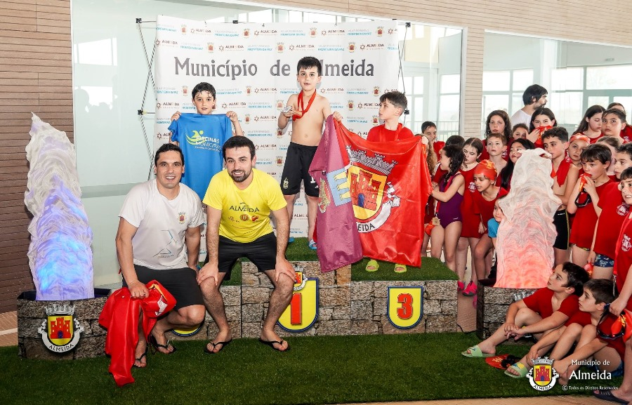 Los niños Noa Gómez y Emilio Antúnez suben al podio en el Encuentro de Natación de Almeida