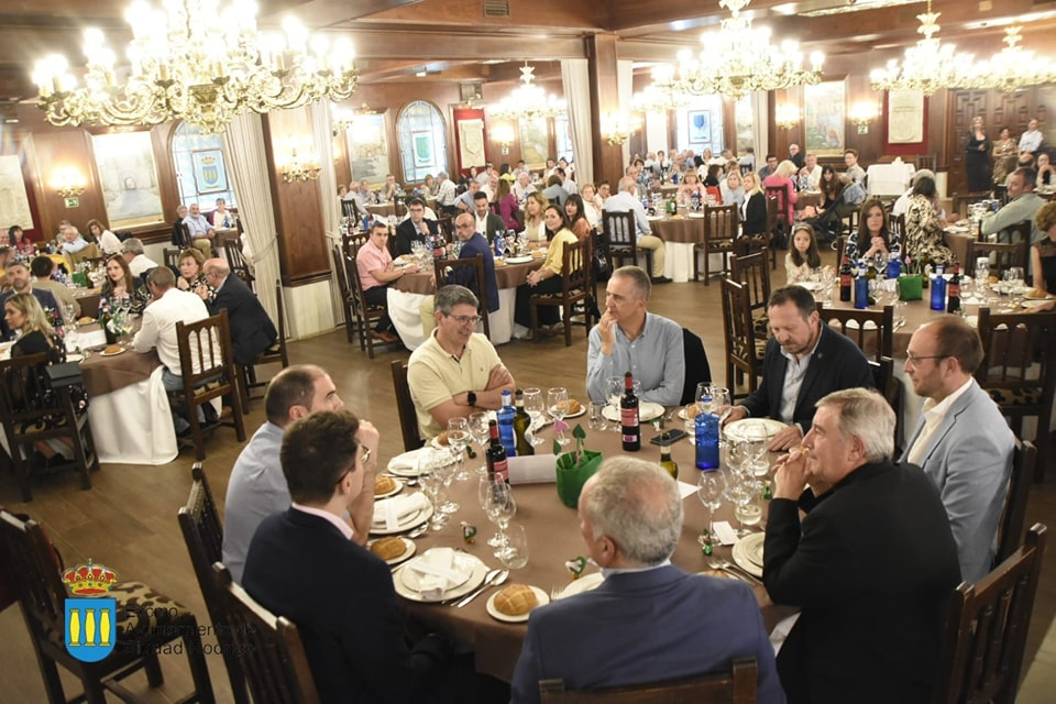 La AECC reúne en torno a la mesa a 250 comensales solidarios