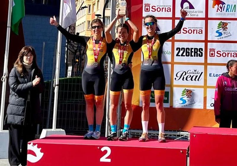 El equipo femenino de la Escuela Triatlón Salmantina, subcampeón de España de Duatlon por relevos
