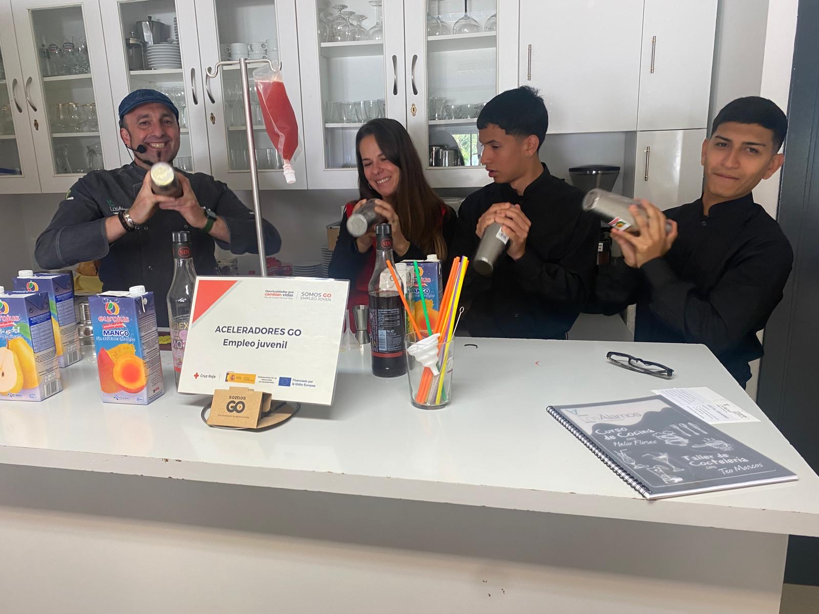 Teo Marcos lleva sus conocimientos y cócteles al Centro Joven de Cruz Roja en Salamanca y dentro de su programa de empleo