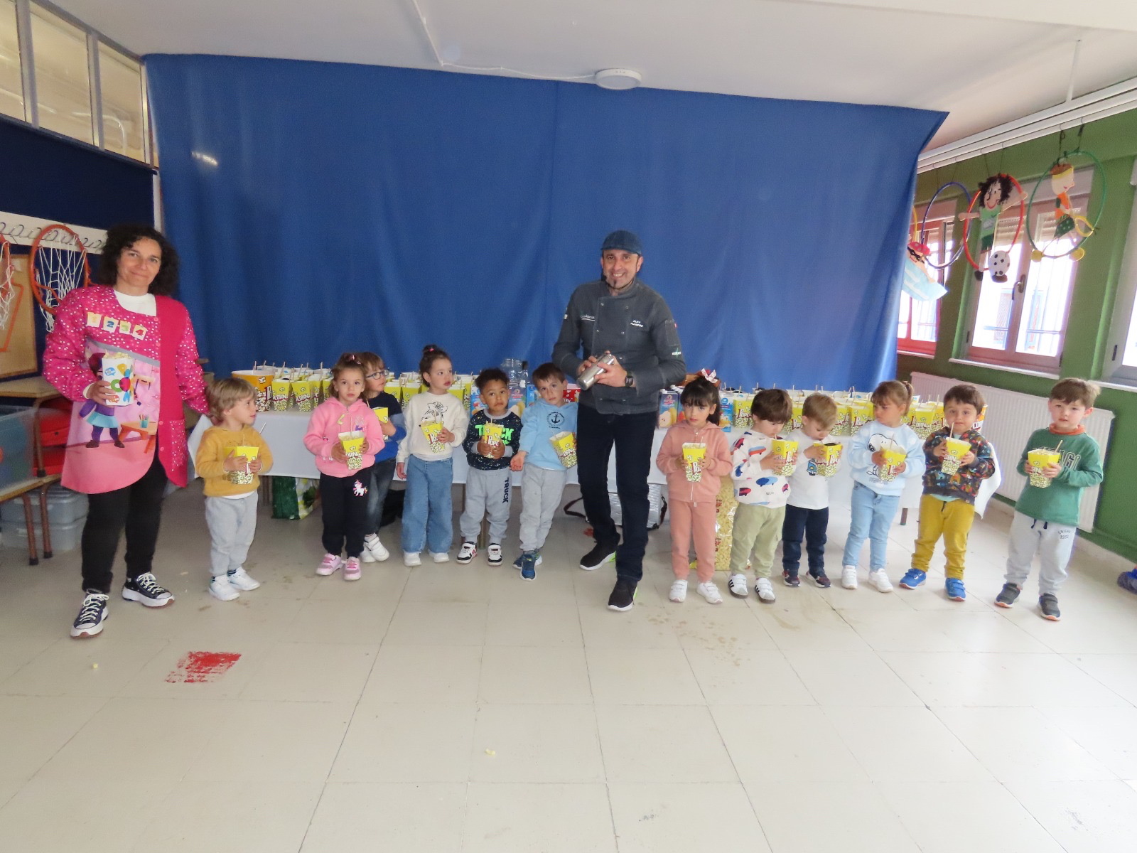 Teo Marcos ofrece una divertida clase de cocteles en el CEIP Severiano Montero