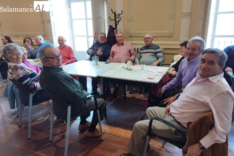Bailes y buen ambiente protagonizan la gran chocolatada festiva de la asociación de mayores San Miguel
