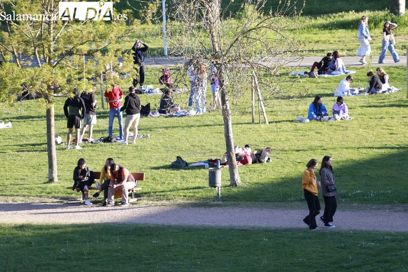 Los salmantinos disfrutan del buen tiempo en las orillas del Tormes