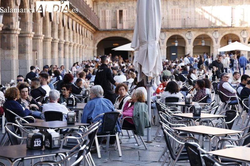 El buen tiempo llena de ambiente el centro de Salamanca