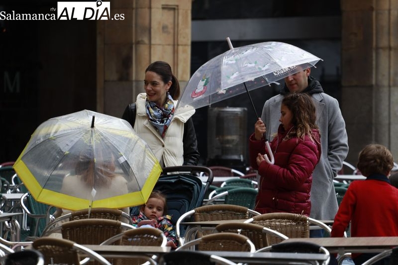 La lluvia no desincentiva el turismo y los paseos por el centro