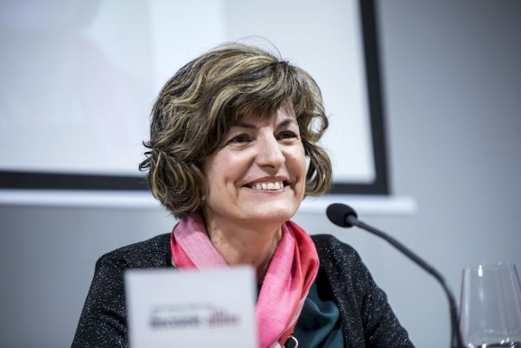 María Ángeles Pérez López gana el IV Premio Nacional de Poesía Meléndez Valdés