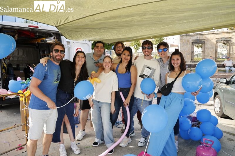La Asociación Ariadna acerca el autismo a los salmantinos en la plaza de la Concordia