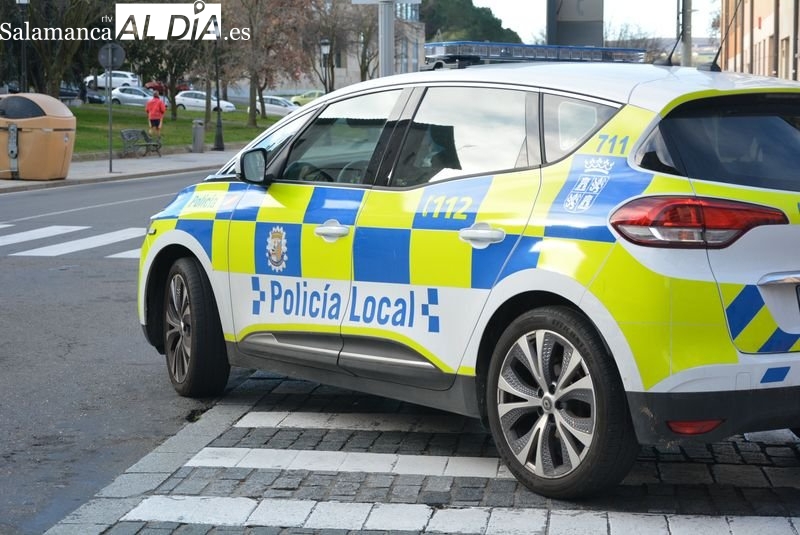 Un conductor se estrella contra una señal de tráfico en Tejares y huye del lugar