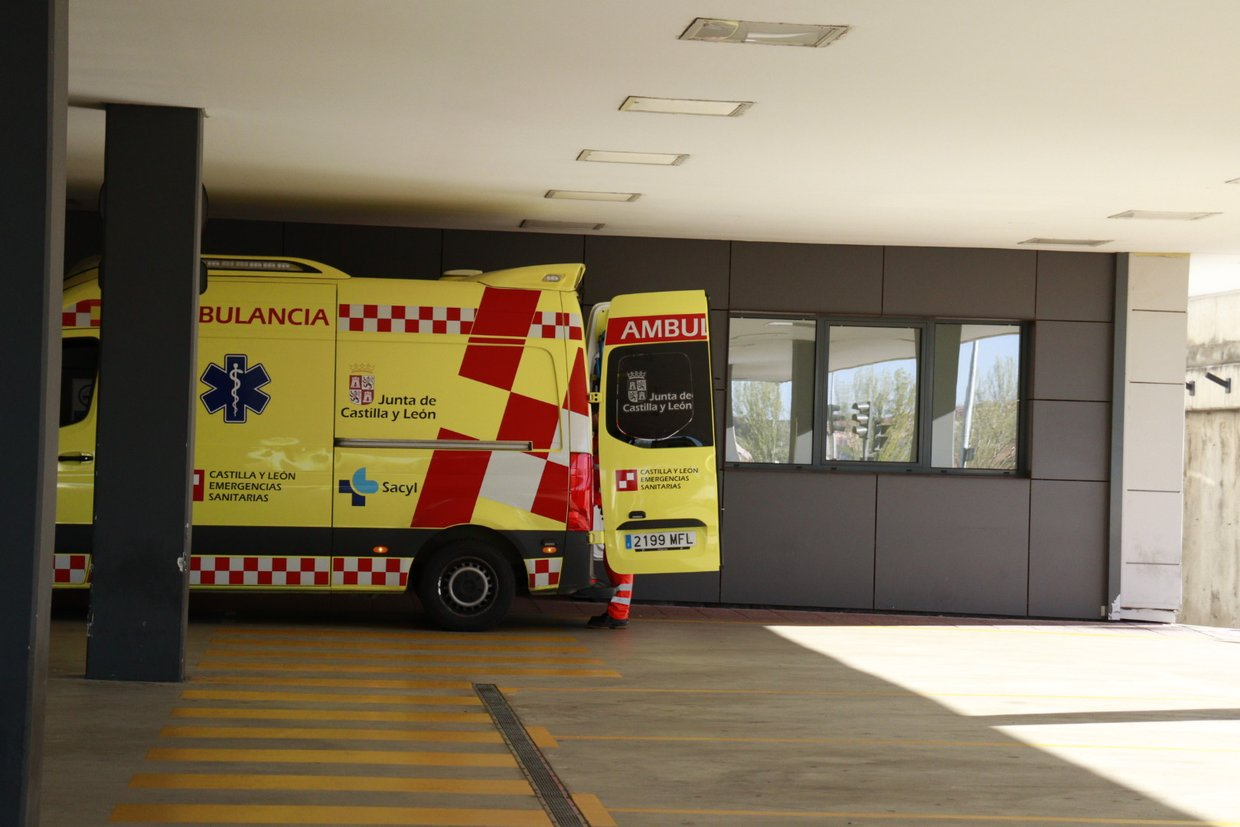 Una mujer, herida tras caer un hierro de un tractor y golpear el vehículo en el que viajaba