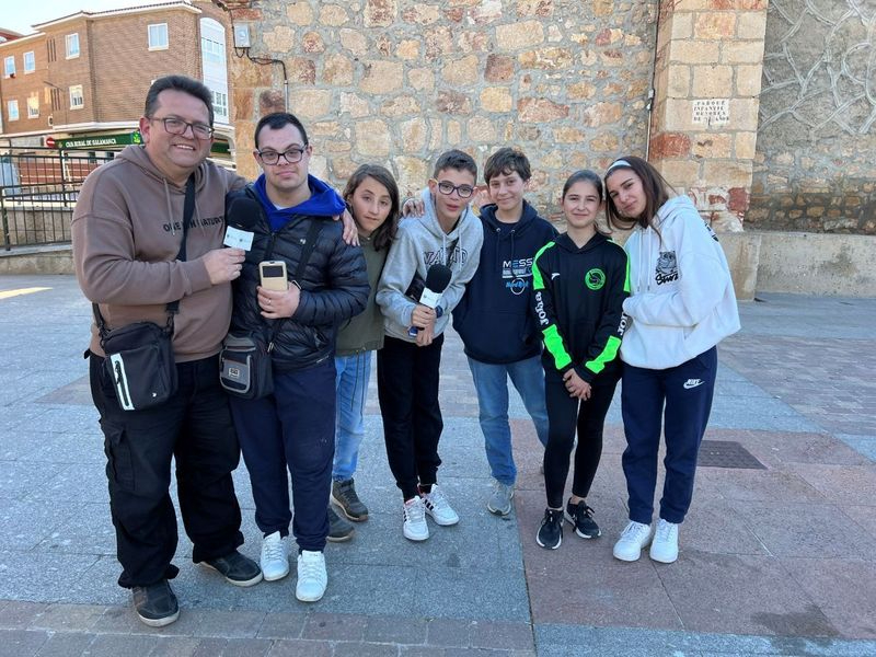 ‘Cibercallejeros recomienda un libro’: los adolescentes de Carbajosa entrevistan a los vecinos sobre sus preferencias de lectura