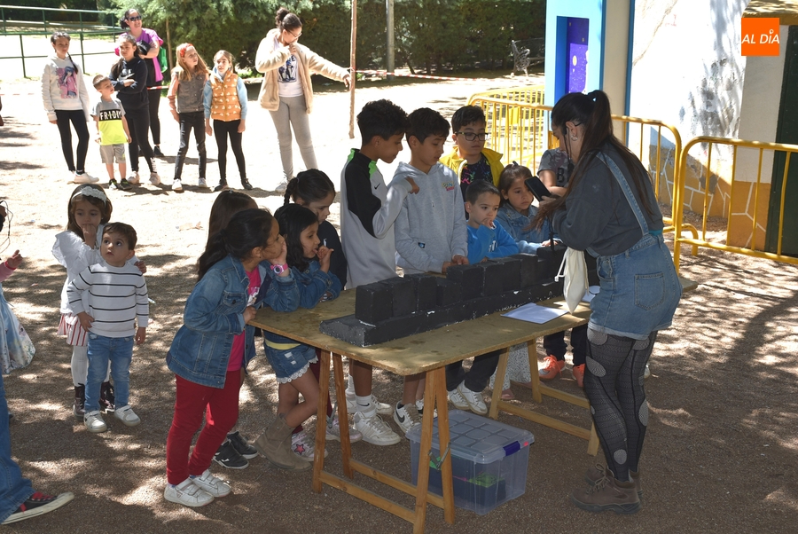Los más pequeños descubren en la Feria del Libro el singular universo de Fernando Arrabal