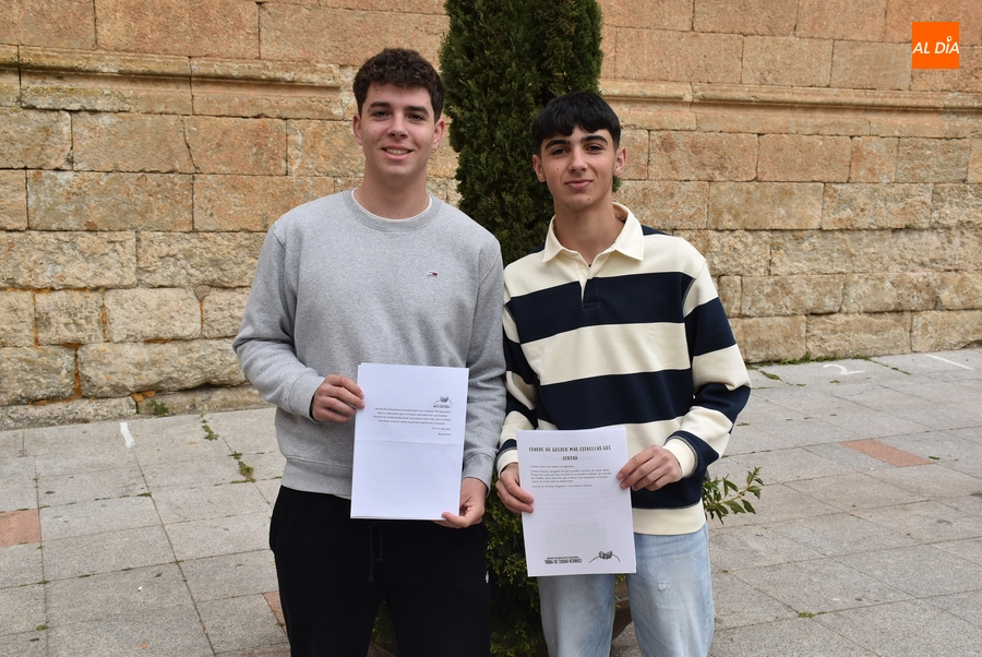 El IES Tierra repite la experiencia de salir a la calle a ‘regalar palabras’