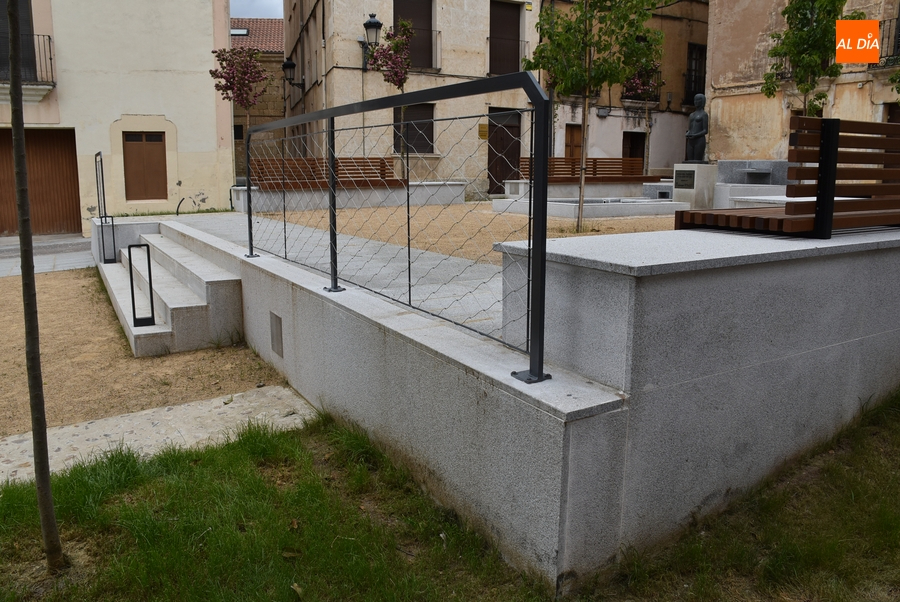 Instaladas unas vallas de protección y bancos de madera en el Campo de Carniceros