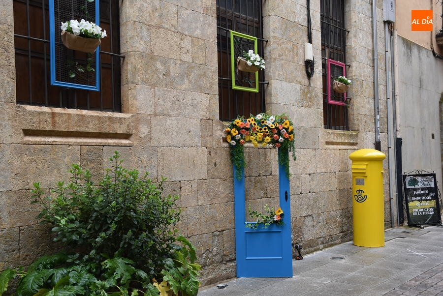 Miróbriga ‘abre la puerta’ a la primavera con molinillos, escobas o flores farinatas 
