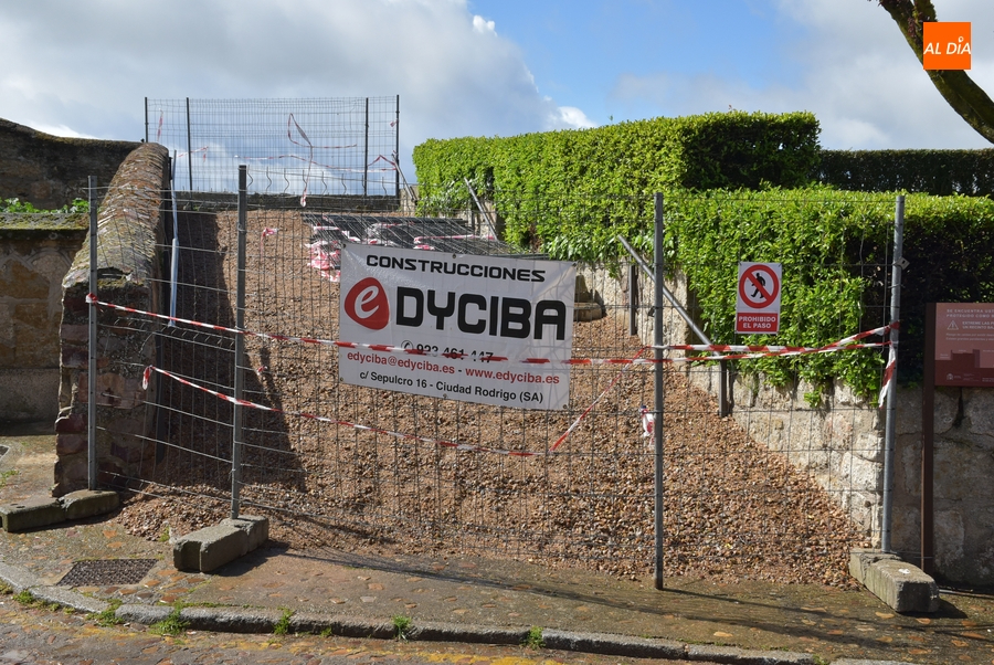 Creada una rampa de tierra para acceder a cambiar una tubería en el adarve de la muralla