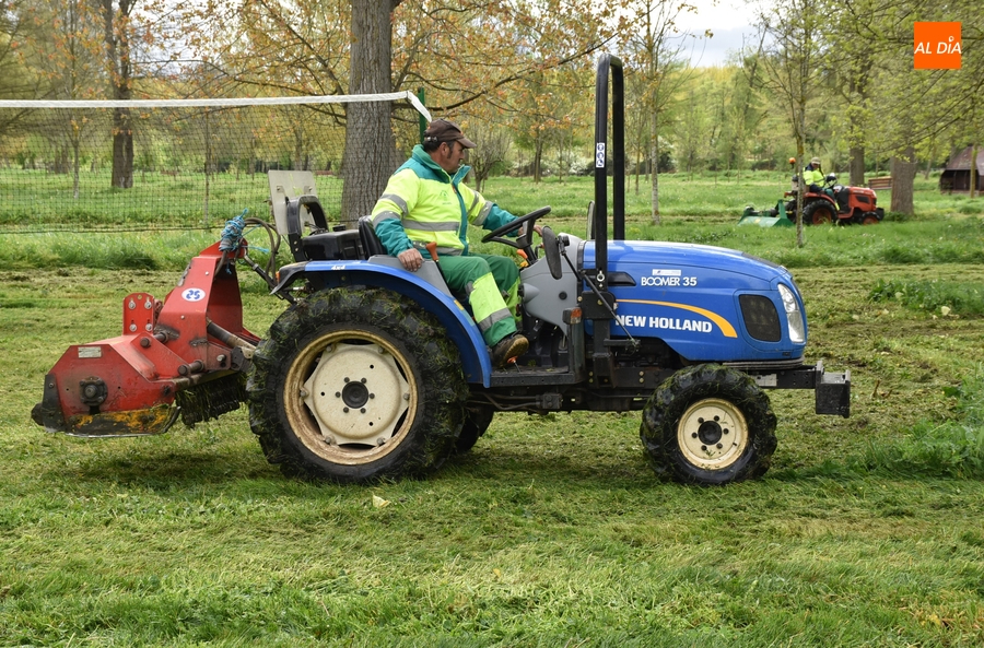 Últimos retoques en el entorno del río para un incierto Lunes de Aguas debido a Pierrick