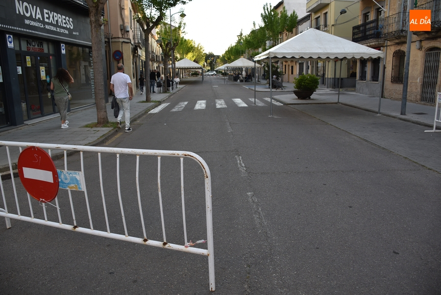 Cortada al tráfico la calle Lorenza Iglesias debido a las carpas para la Feria del Libro