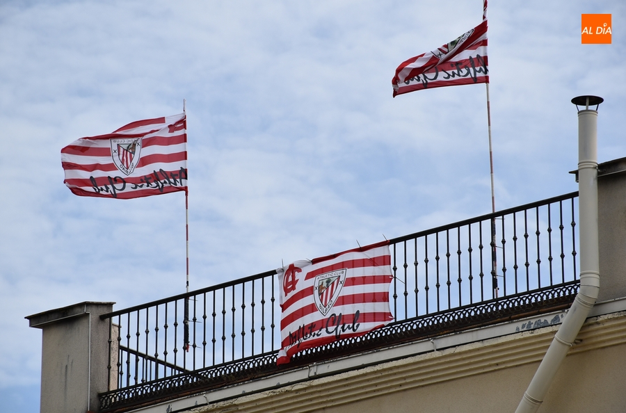 Banderas del Athletic Club ondean en Miróbriga de cara a la final de Copa del sábado