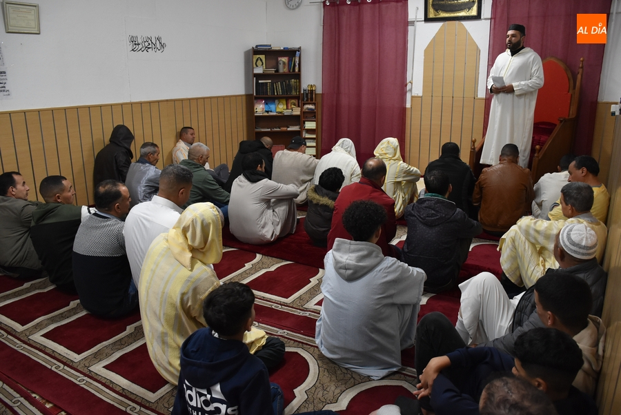 Los musulmanes de Miróbriga y comarca celebran la última oración del viernes dentro del Ramadán
