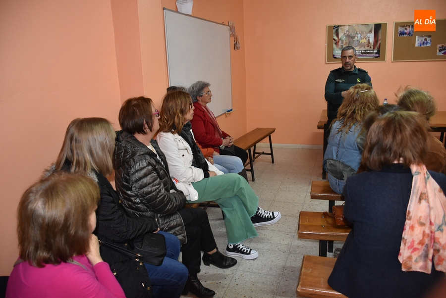 La Guardia Civil informa a las socias de Amanecer sobre más peligros de Internet