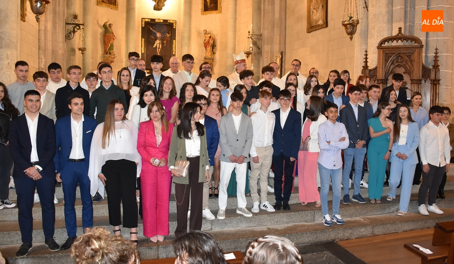 Confirmación masiva en la Catedral de 47 jóvenes de Miróbriga y varios puntos de la comarca