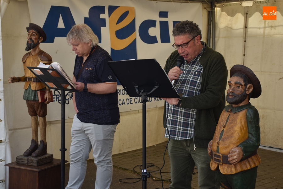 La lectura del Quijote por parte de casi 100 personas guía la 1ª mañana de la Feria del Libro