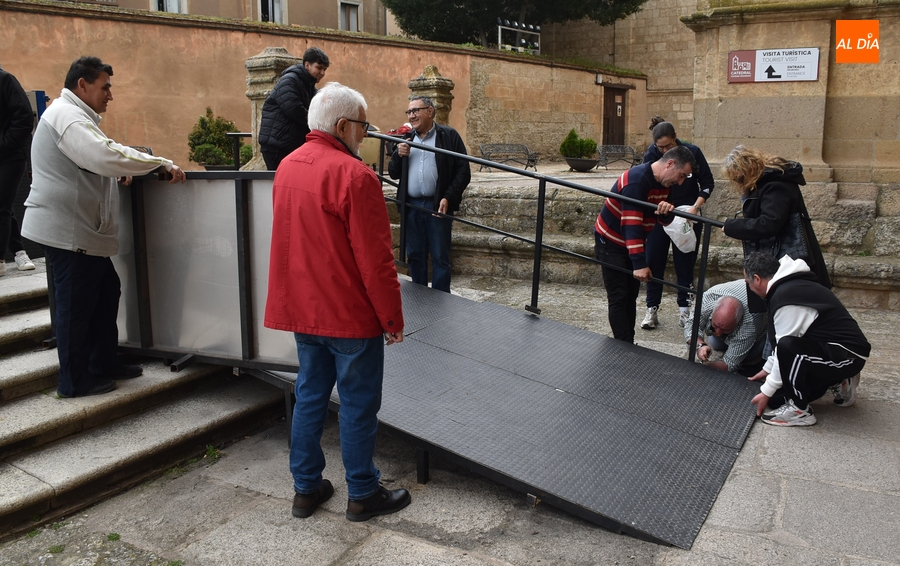 Retirados los últimos elementos de la Semana Santa con una tímida aparición de la lluvia