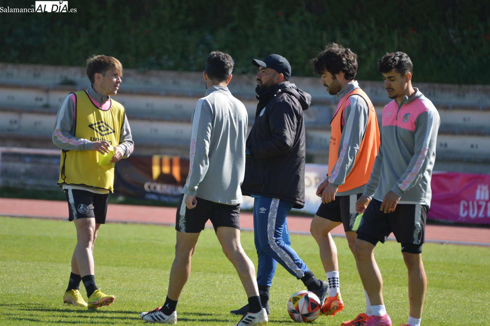 ¿Realidad o jugar al despiste?: Jehu se saca un truco en el Salamanca UDS y sorprende ensayando con tres centrales para Tordesillas
