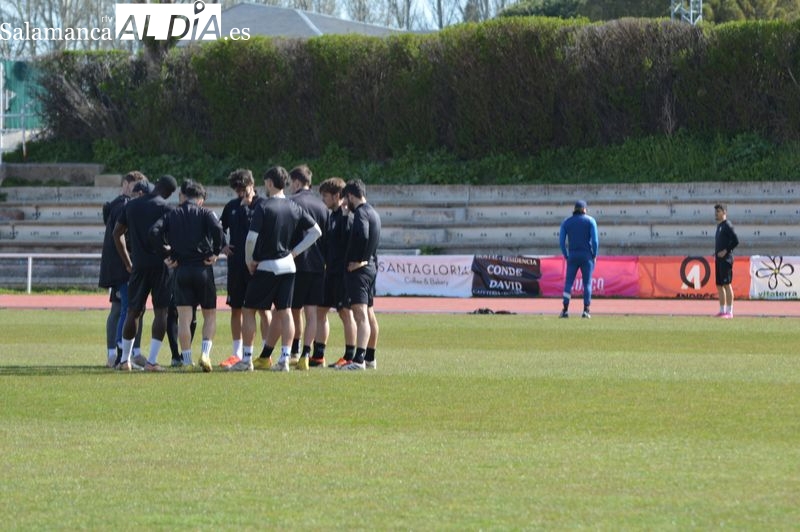 Caramelo entrena al margen y Rafa Dueñas retrasa su llegada a Las Pistas por el juicio con un extrabajador del Salamanca UDS