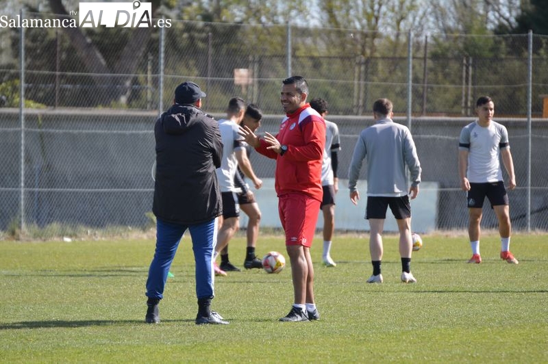 Larga charla entre Jehu y Dueñas en un entrenamiento liviano del Salamanca UDS previo al partido en Castañares