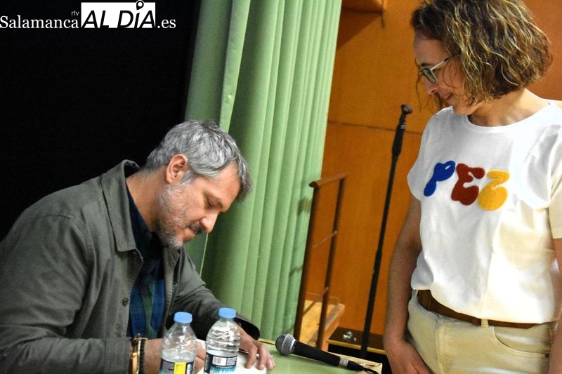 Rafael Salmerón, Premio Nacional de Literatura Juvenil 2022, visita el IES Mateo Hernández con motivo de las celebraciones del Día del Libro