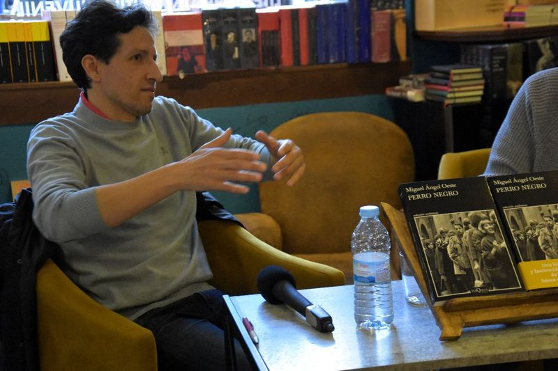 Miguel Ángel Oeste presenta en Letras Corsarias Perro negro, una novela sobre el músico Nick Drake