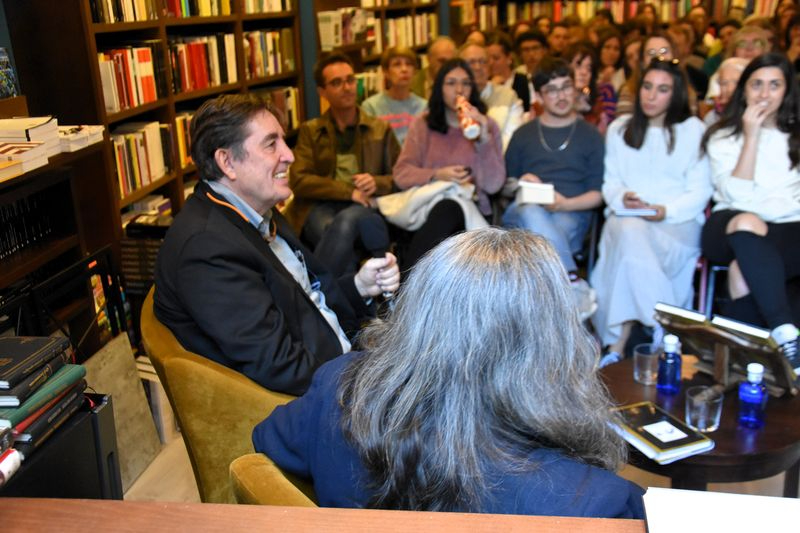 Luis García Montero presenta en Salamanca Almudena ante un público entregado