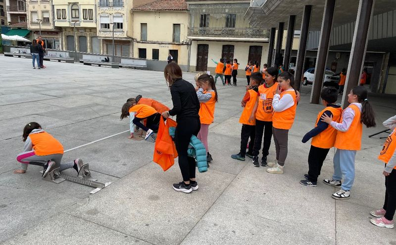 Más de 300 escolares participan en el Día de la Educación Física en la Calle