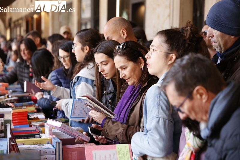 Soportales abarrotados de lectores por el Día del Libro
