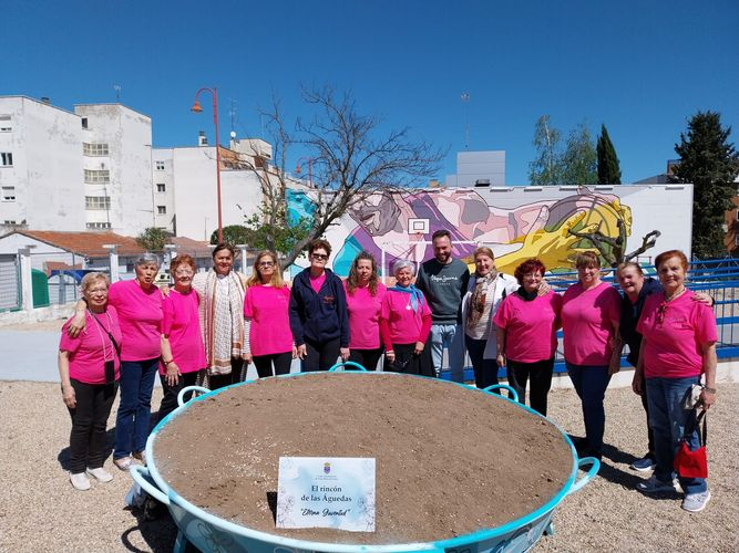 Una paellera gigante que será ajardinada por las Las Águedas de Santa Marta 