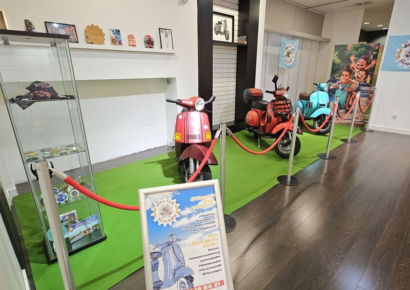 Exposición del Vespa Club Salamanca en El Tormes