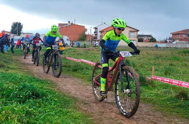 Medallas para ciclistas de Salamanca en Benavente