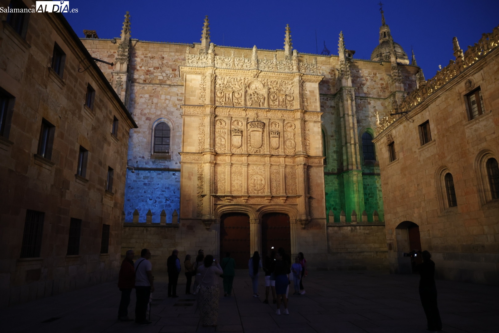 La fachada de la USAL se ilumina por primera vez en la historia con los colores de la bandera del pueblo gitano